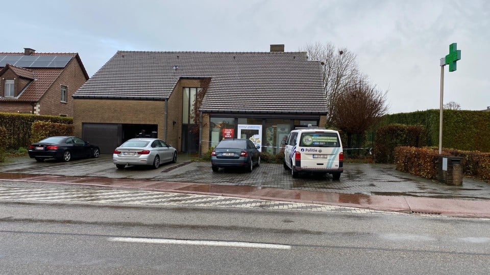 De politie heeft een lint gespannen voor het gebouw van de overvallen apotheek in de Onze-Lieve-Vrouwstraat in Terkoest. 