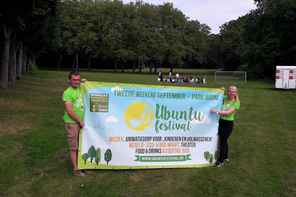 Mede-organisatoren Joeri Claes en Maxime Van Dyck rollen de ‘loper’ uit voor het Ubuntu Festival in het park van Boom.
