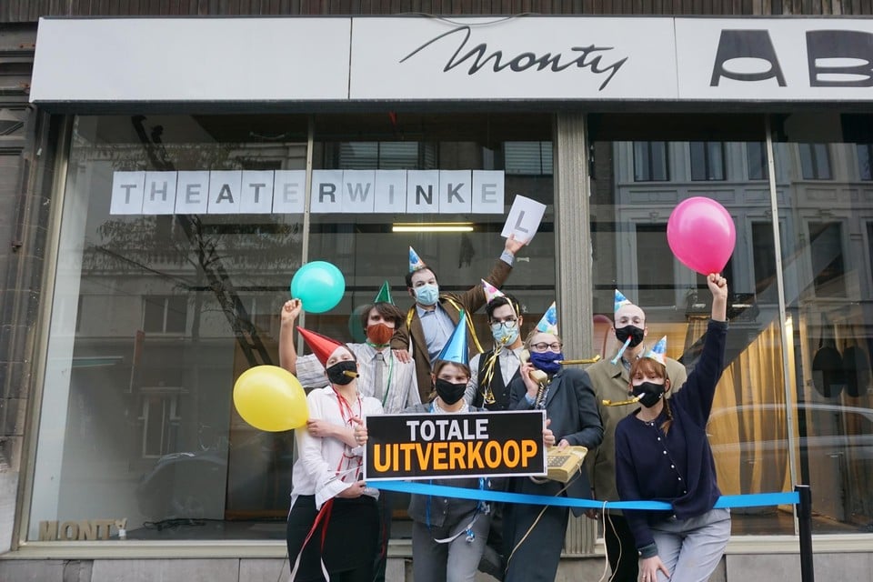 Van links naar rechts: Mira Bryssinck, Lennert De Vroey, Ali Ünal, Hanne Timmermans, Khalid Koujili El Yakoubi, Mona Mina Leon, Egon Schoelynck en Runa Robbroeckx. Zij zullen u in personage ontvangen vanaf vrijdag.