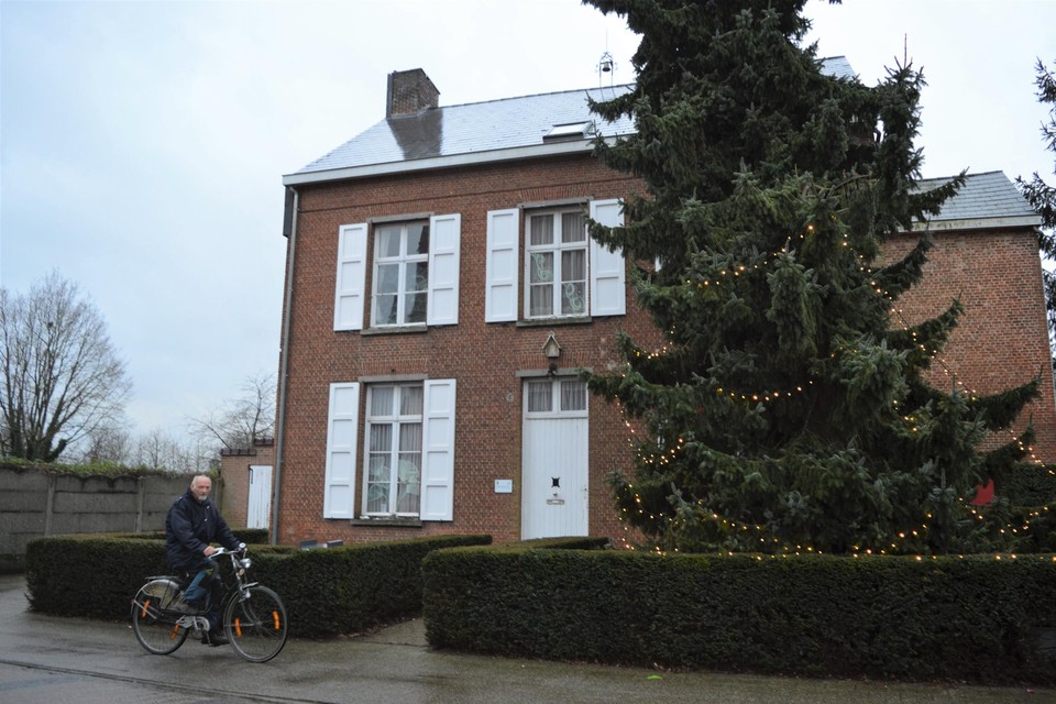 De pastorie van Viersel, met waarschijnlijk de grootste kerstboom van Zandhoven. 