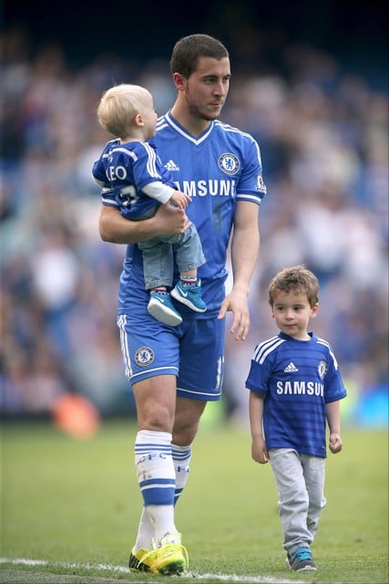 Leo (l) en Yannis Hazard (r) liepen ooit nog met hun papa mee op het veld in zijn periode bij Chelsea.