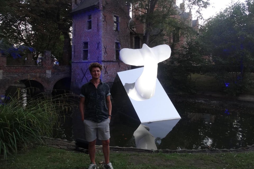 Kunstenaar Wim Poppe stelt fier zijn ‘Encounter Whalemachine’ voor in het stadspark. 
