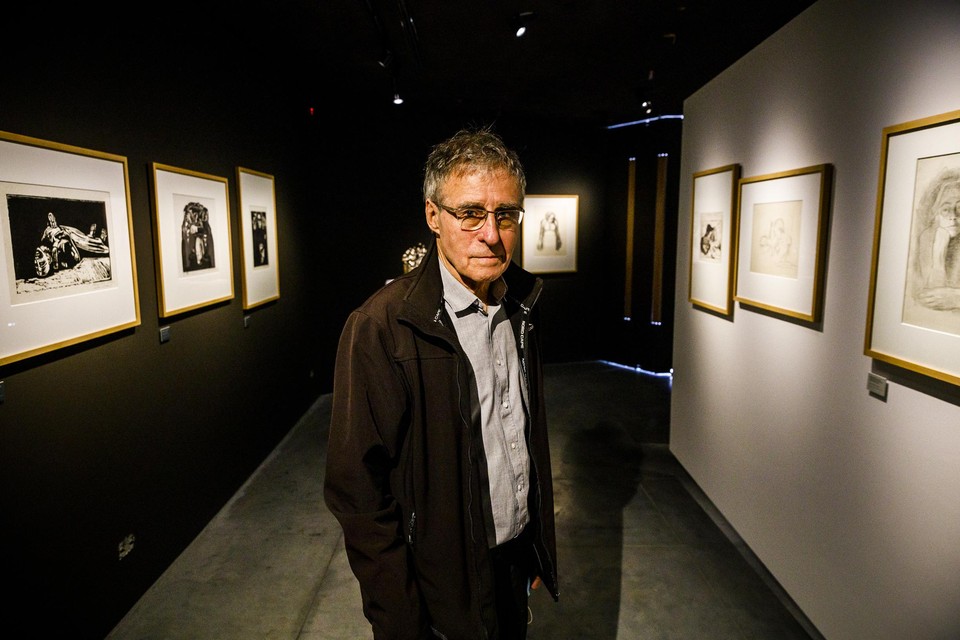 Harry Rutten in de nieuwe vleugel met grafiek en tekeningen van Käthe Kollwitz.