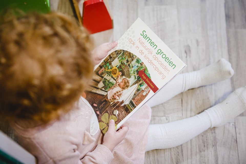 Het boek Samen groeien: natuurlijk opvoeden ook in de kinderopvang.