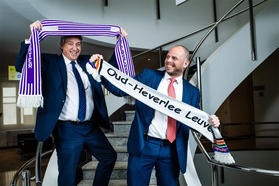 Supporters en partijgenoten Jan Jambon (Beerschot) en Theo Francken (OH Leuven) – hier gefotografeerd vóór de coronamaatregelen van kracht waren – hopen dat hun clubs deze zomer promoveren.