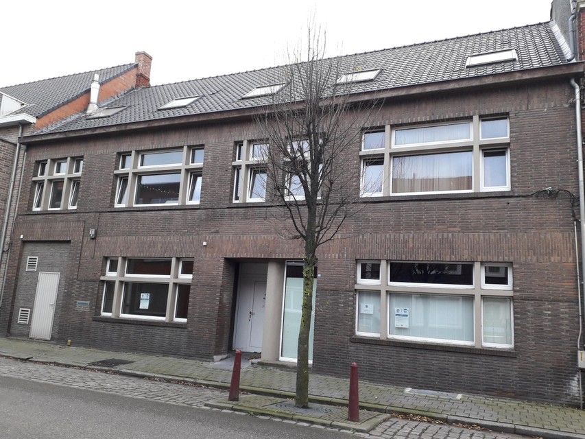 De huidige twee noodwoningen in de Dorpsstraat in Sint-Lenaarts zijn dringend aan vervanging toe.
