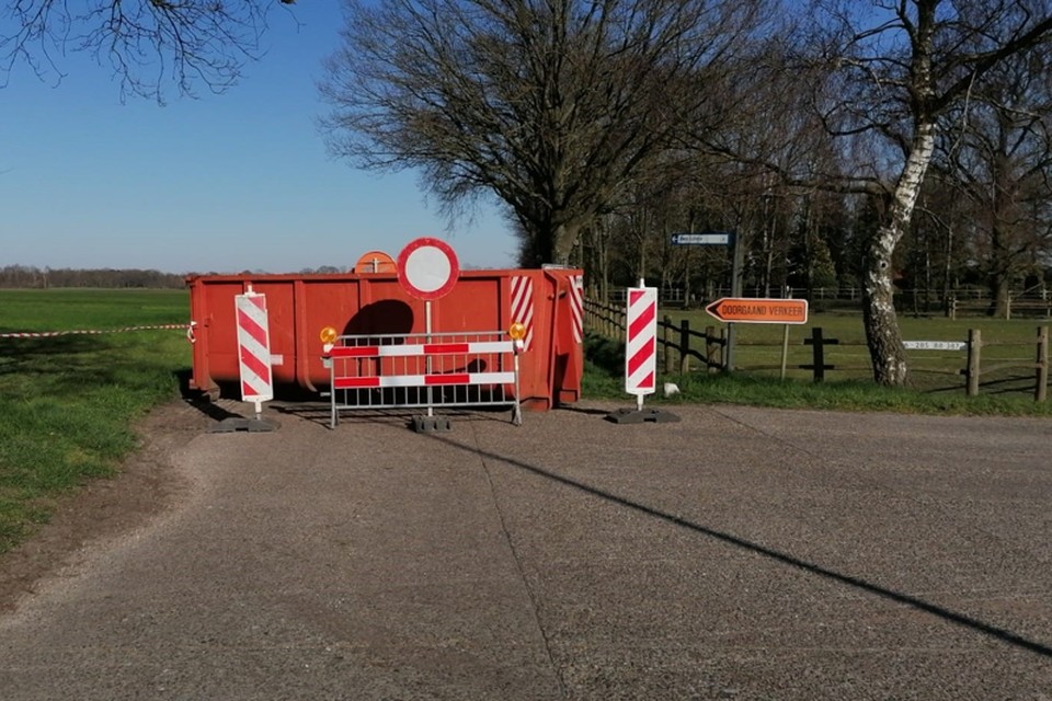 In navolging van Hoogstraten en Ravels heeft ook Baarle-Hertog een aantal grensovergangen afgesloten met een versperring.