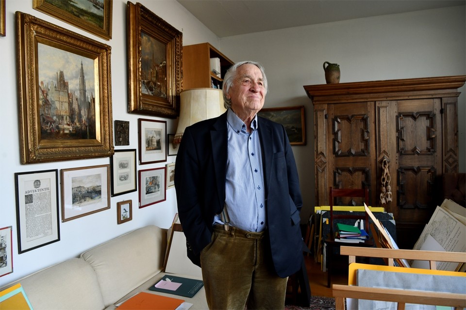 Professor Jacques Claes in zijn appartement dat volgestouwd zit met boeken, tekeningen, foto’s en andere Antwerpse verzamelingen. 