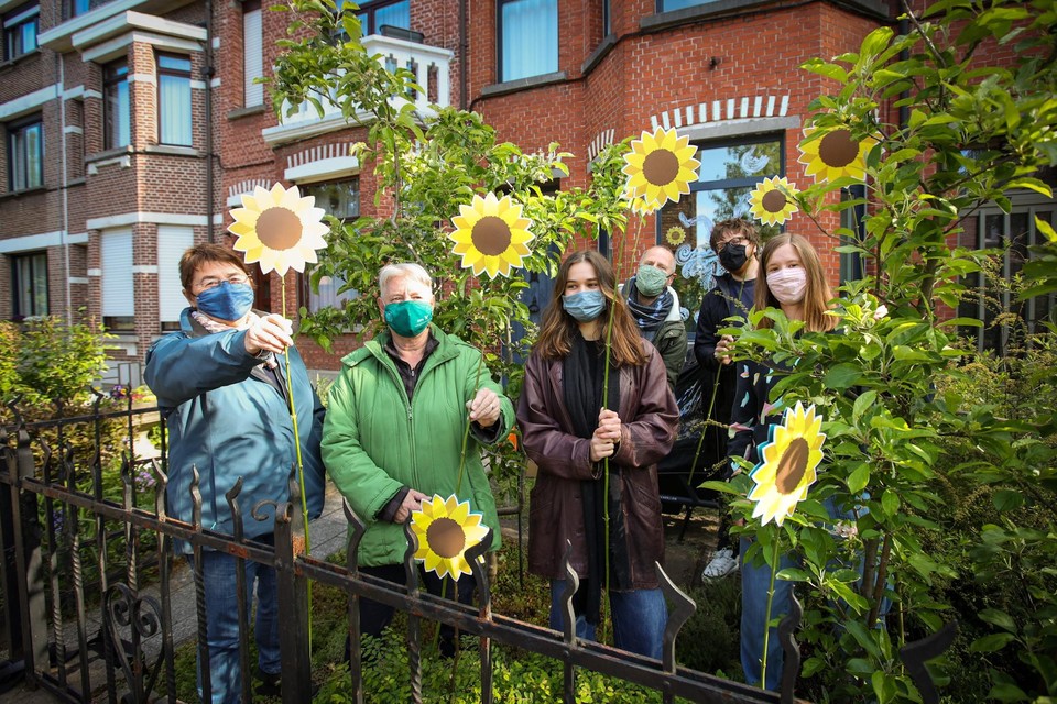Jackie Denis, Anjes Dierens, Stefaan Van Damme, Christophe Johanns en Sarah Stroobants zetten zich in voor de actie met zonnebloemen.