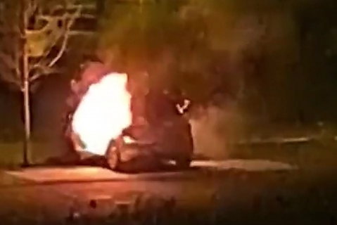 In Ekeren werd deze auto in brand gestoken. 