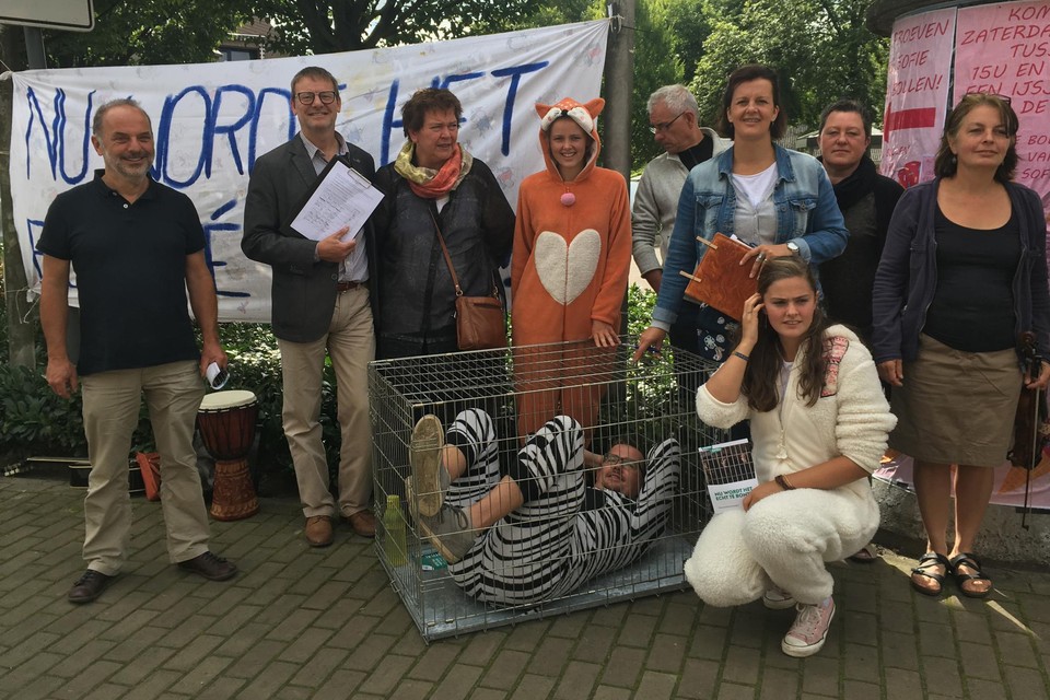 Buurtbewoners en lokale politici voerden in 2018 een ludieke actie tegen de uitbreiding van de nertsenkwekerij in Ravels.