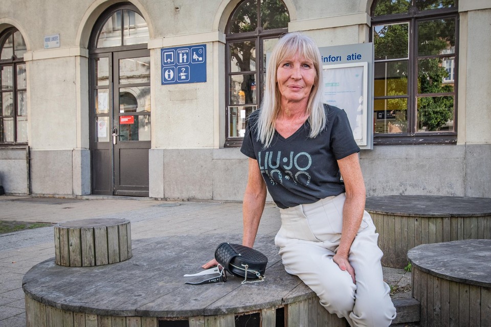 Moniek, die als eerste ooit in België een geslachtsoperatie onderging, kreeg te maken met zware verbale agressie en zelfs doodsbedreigingen.