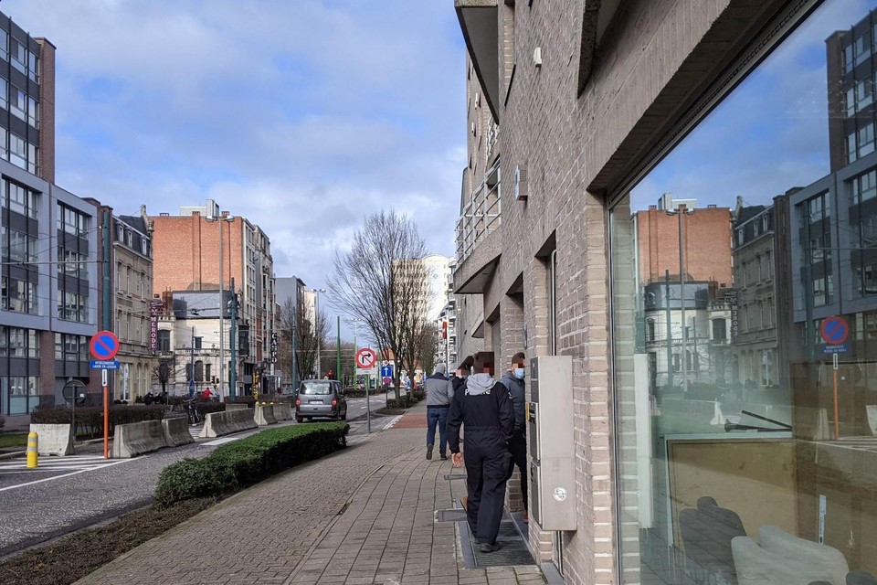Speurders moesten werkkleding aantrekken om de goederen uit de kelder van dit pand op de Grotesteenweg in Berchem te halen.