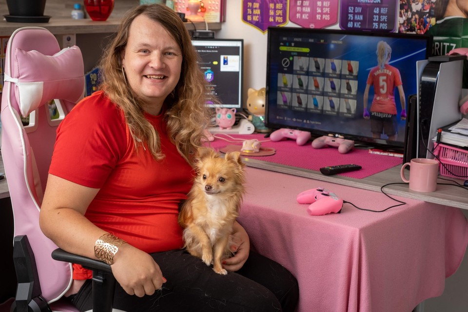 Vanessa met een van haar vijf hondjes. Fudge zit graag bij haar terwijl ze een match speelt.