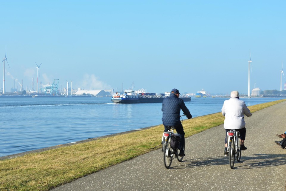 Het Kanaaldok: hieruit zullen minstens vijf chemiebedrijven in de Antwerpse haven vanaf 2024 het water voor hun productieprocessen putten.