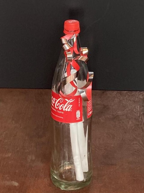 Coca-Cola bezorgde het Desselse gemeentebestuur een nieuwe colafles (met strik) om in te metsen.