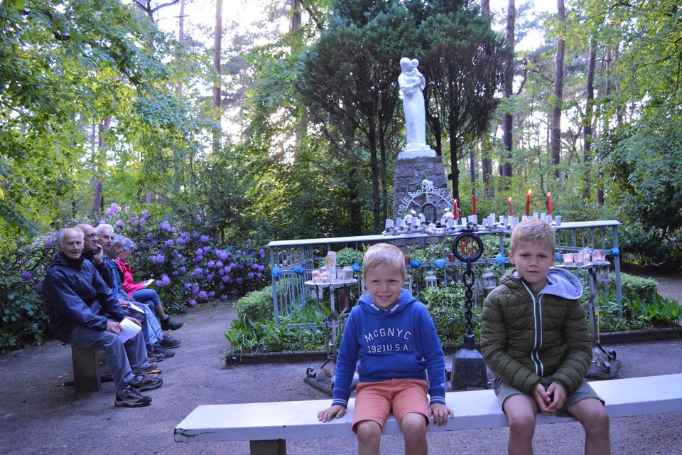 Lucas (6) en Lowie (8) aan het Mariabeeld van Drieboomkensberg. 