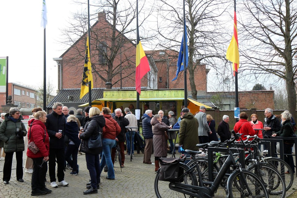 De lentedrink gaat door naast de kerk.
