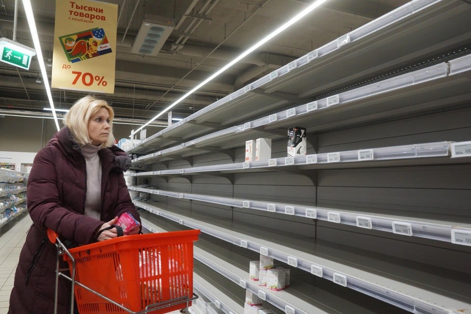 In veel Russische supermarkten blijven de rekken leeg. 