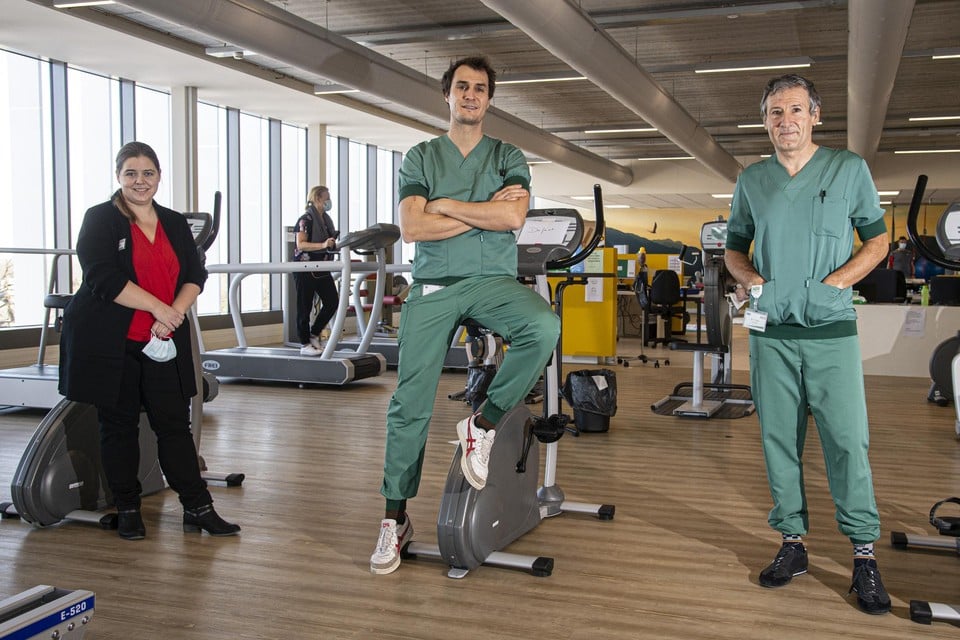 Wetenschappelijk onderzoekster Nathalie van Beek (PhD) en orthopedisch chirurgen Steven en Toon Claes in de revalidatieafdeling van het AZ Herentals.