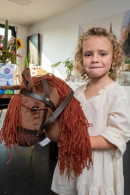 Billie is trots op haar stokpaardje.