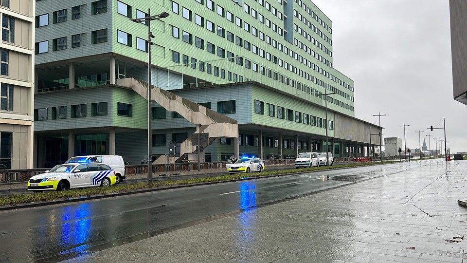 Ook aan het nieuw ziekenhuis, ZNA Cadix, stelde de politie een perimeter in. 