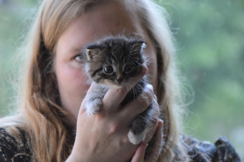 Lieke vangt Wompie op.