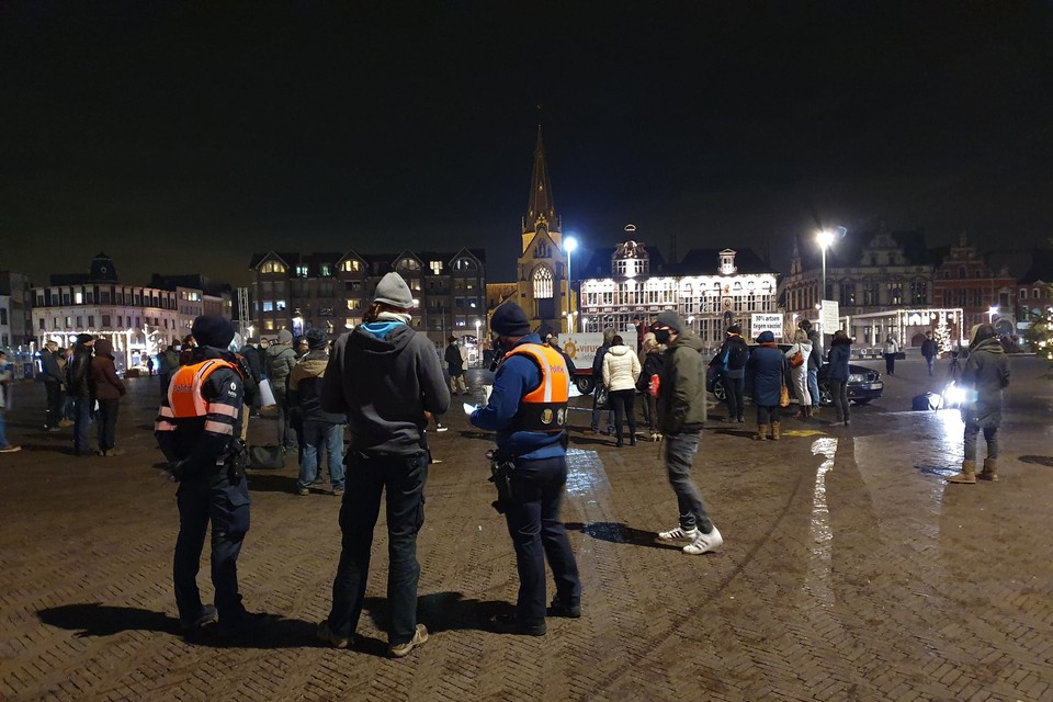 Het begon begin januari als een handvol mensen die hun ongenoegen wilden uiten over de coronamaatregelen, eindigde uiteindelijk in een samenkomst van een tachtigtal mensen. Genoeg voor de burgemeester om alle volgende bijeenkomsten van Viruswaanzin te verbieden.