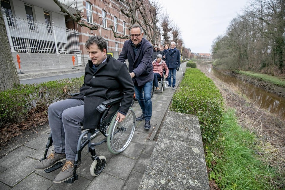 Burgemeester Rik Verwaest was voor enkele uurtjes rolstoelgebruiker.