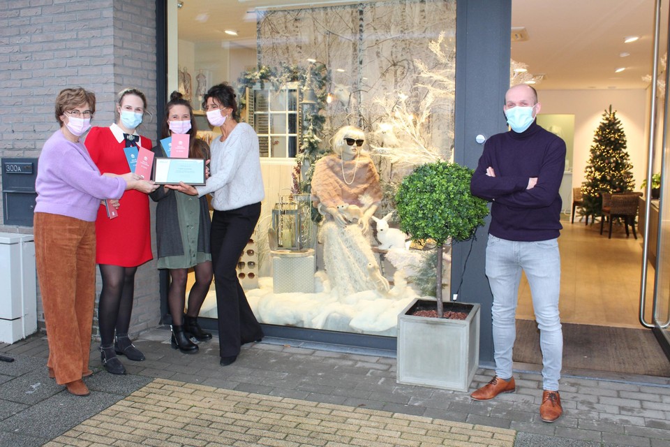 Carine Segers, Hasse Callebaut, Greet Van den Corput en Elisabeth Aerden van Café Lunettes (links) en Dries Van Dyck (DBM), schepen voor lokale economie (rechts).