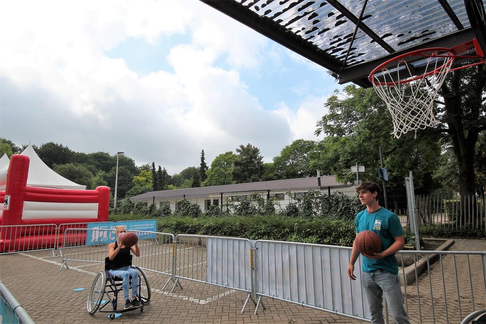 Cleo waagt zich aan het rolstoelbasketbal.