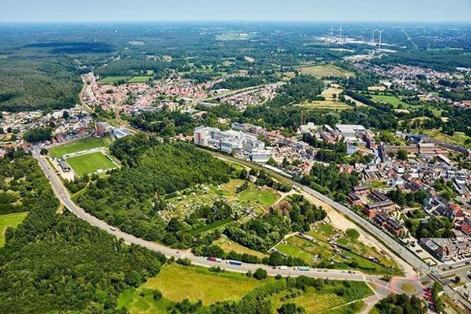 De Bruggenbeemd is het groene gebied in de onderste helft van de foto, doorkruist door de Olympiadelaan. Het gebied ligt strategisch voor waterberging, natuur, stadsontwikkeling en ontspanning, op wandelafstand van het centrum van Herentals. 