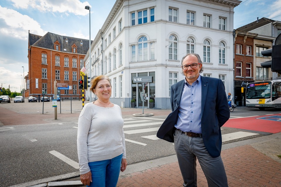 Kantoorhouder Martine Era en algemeen directeur Jürgen Constandt aan de hoofdzetel van het ziekenfonds op het Hoogstratenplein. 