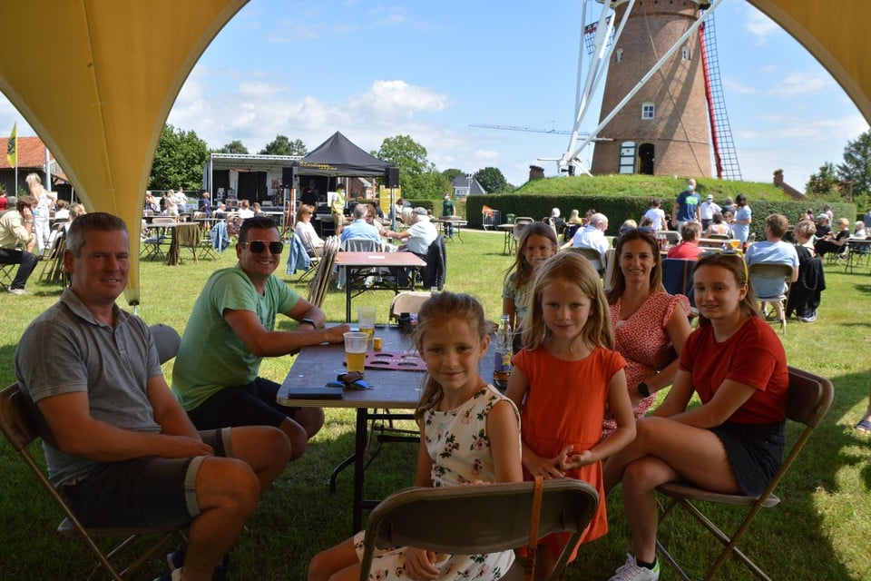De familie Smits uit Zandhoven in wat toch een van de mooiste festivalweides van onze hele provincie is.