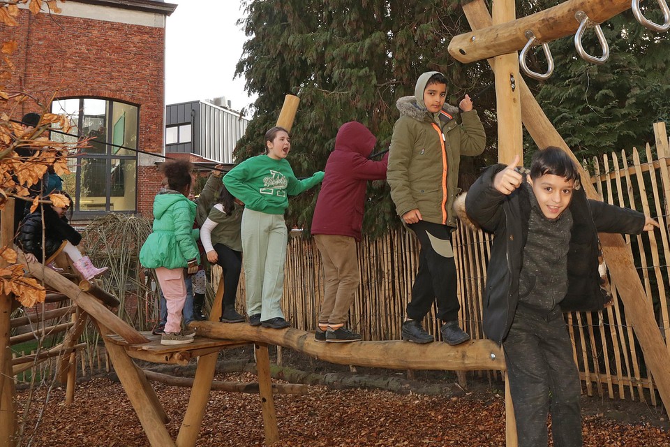 De leerlingen die jarig waren in februari en maart mochten als eerste in de vernieuwde speeltuin.