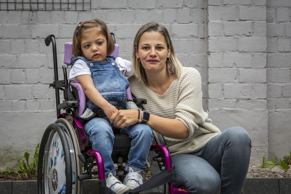 Mama Belinda met Neyla. De kleuter heeft tumoren in het hoofd die steeds weer aangroeien. “Maar wij blijven vechten voor het leven.”
