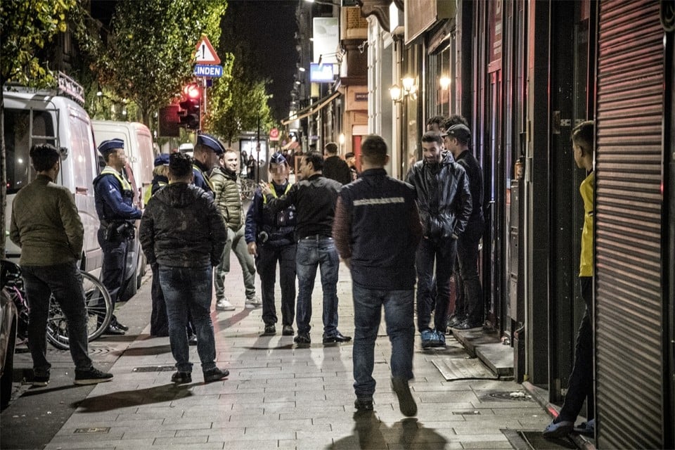 De politie controleerde gisterenavond of het samenscholingsverbod gerespecteerd werd