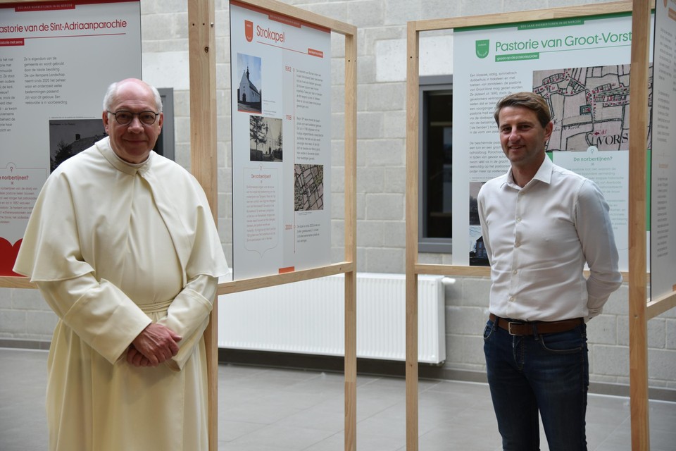 Prior Paul Van Herck en burgemeester Peter Keymeulen zijn blij dat de expo opent