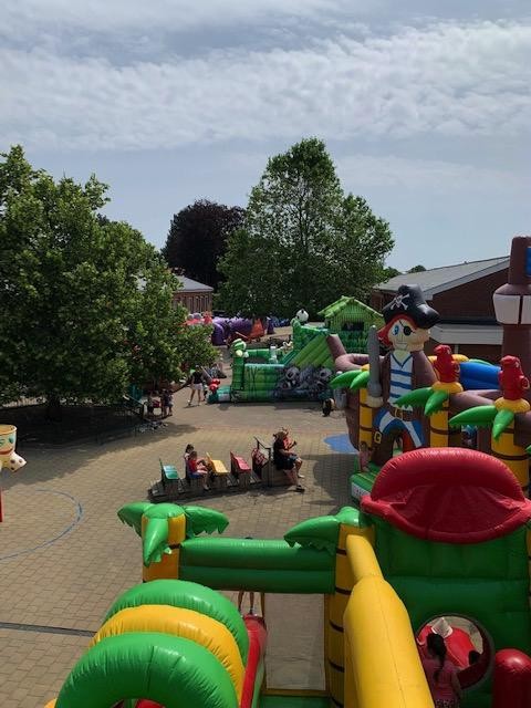 In totaal stonden er zestien springkastelen op de speelplaatsen van de school.