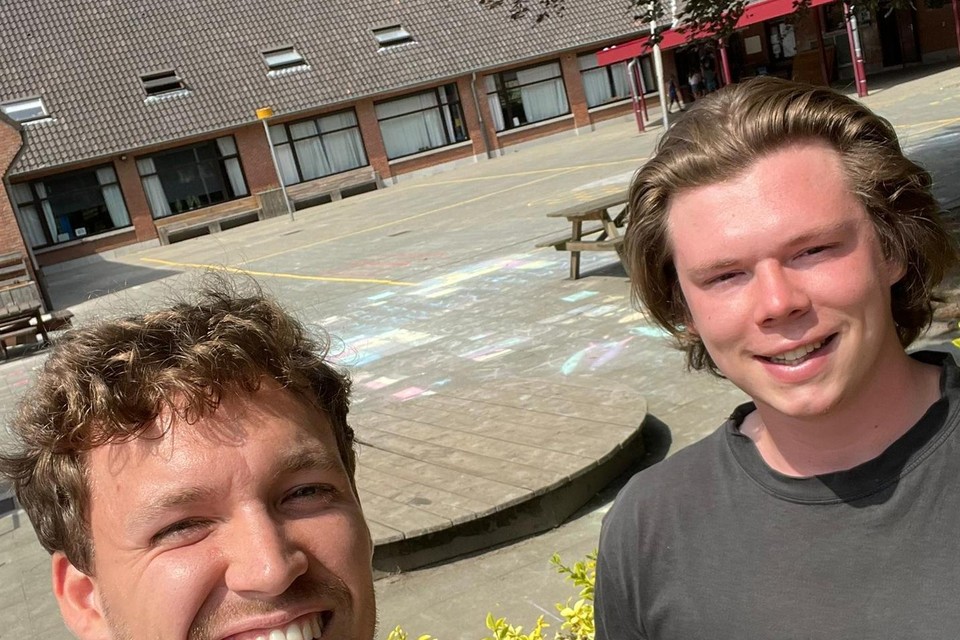 Jong N-VA Zandhoven op de speelplaats van Massenhoven.