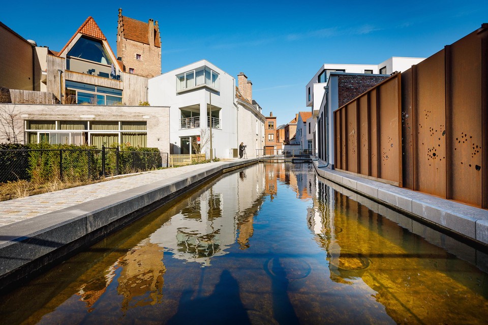 Het wandelpad langs de Oude Melaan is een aangename verbinding tussen de Grote Markt en De Vleeshalle.