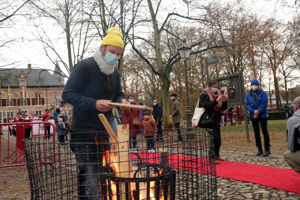 Stoker Stijn vulde tijdig de vuurkorven aan, zodat de Sint geen kou leed.