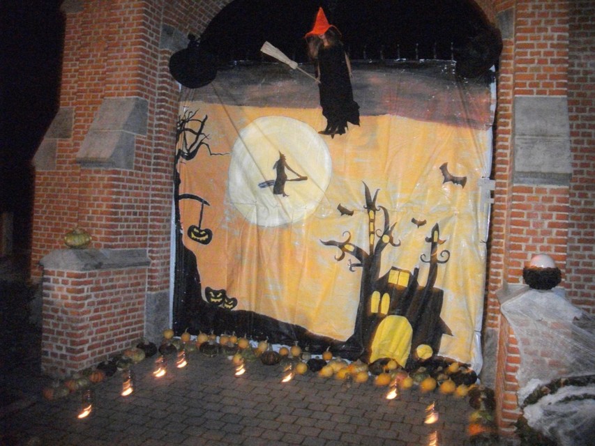 Griezelige versieringen onderweg tijdens de Halloweenwandeling.