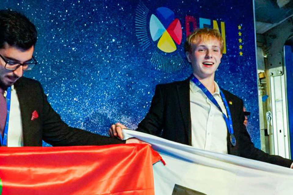 Benjamin Bergs (rechts) en teamgenoot Afonso uit Portugal tijdens de prijsuitreiking. 