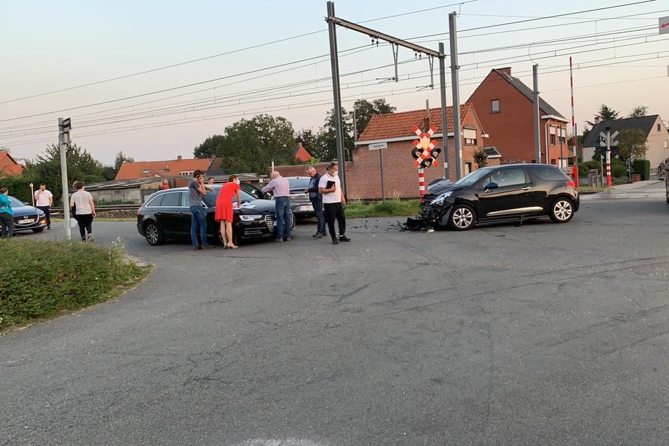 Het aantal ongevallen en verkeersslachtoffers namen het voorbije jaar af. Op de foto is het wel nog prijs op het kruispunt van Rauwelkoven en de Groenstraat in Geel.