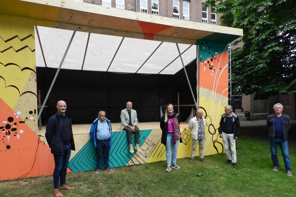 Directeur Wim Vervoort (zittend) en enkele mede-organisatoren bij het podium in de tuin van het cultuurcentrum.