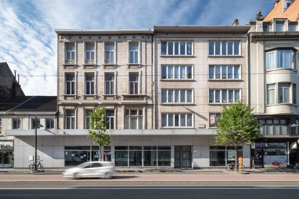 Het voormalige bankgebouw langs de buitenzijde op de Turnhoutsebaan.
