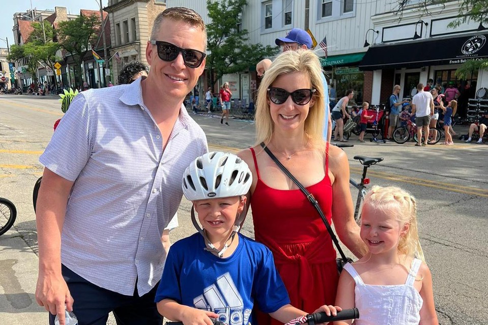 Raf Smeyers (48) met zijn vrouw Cathryn, zoontje Isaac (8) en dochtertje Adeline (5) op de plaats waar even later de hel losbarstte.