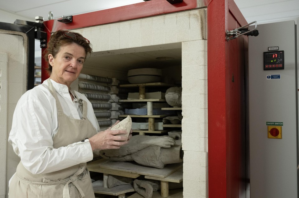 De 1700 stekels die de Molse leerlingen maken worden gebakken in de oven in haar atelier.