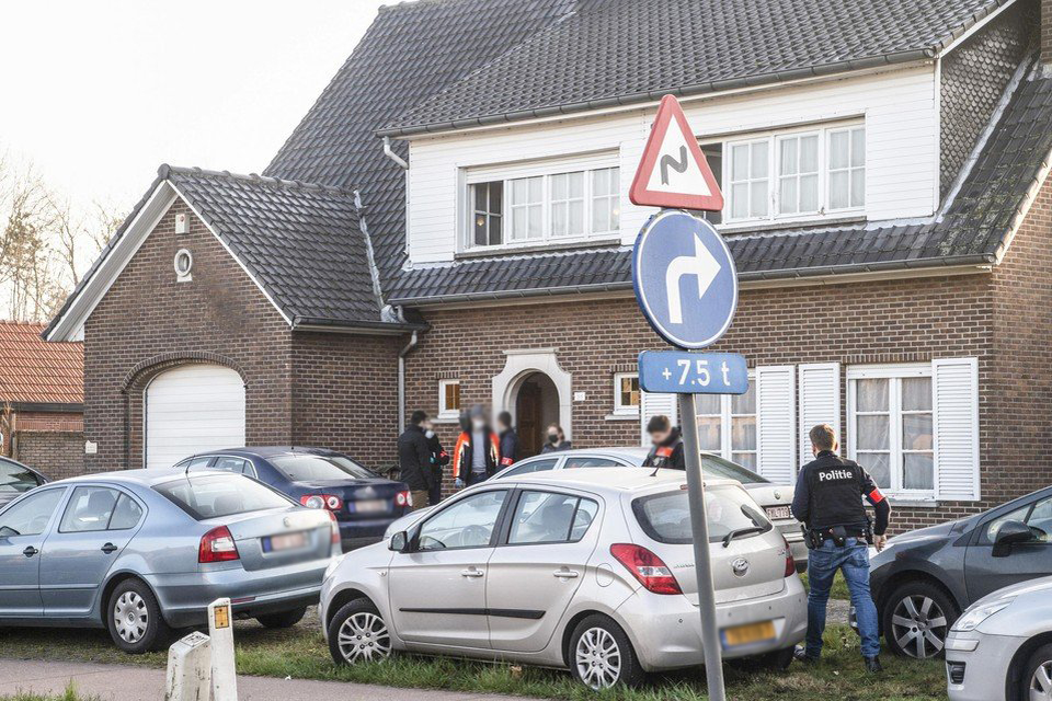 De politie viel binnen in een huis in Arendonk en ontdekte daar de cocaïnewasserij. 